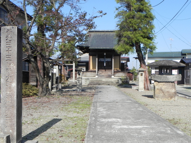 参道とお堂